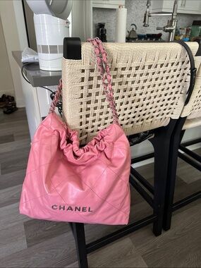 CHANEL Pink 22,Quilted Leather Shoulder bag ,Chain Handle, iconic charm , NWT